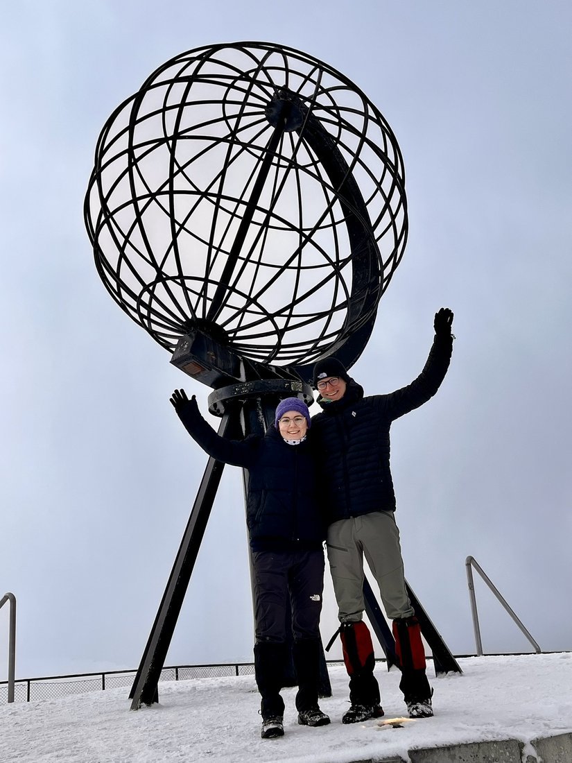 Maciej i Weronika przy Kuli Ziemskiej na Przylądku Nordkapp, Norwegia