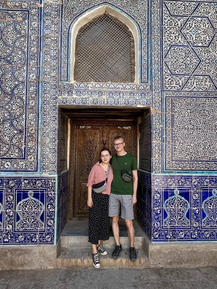 Maciej i Weronika przy zdobionej bramie, Uzbekistan