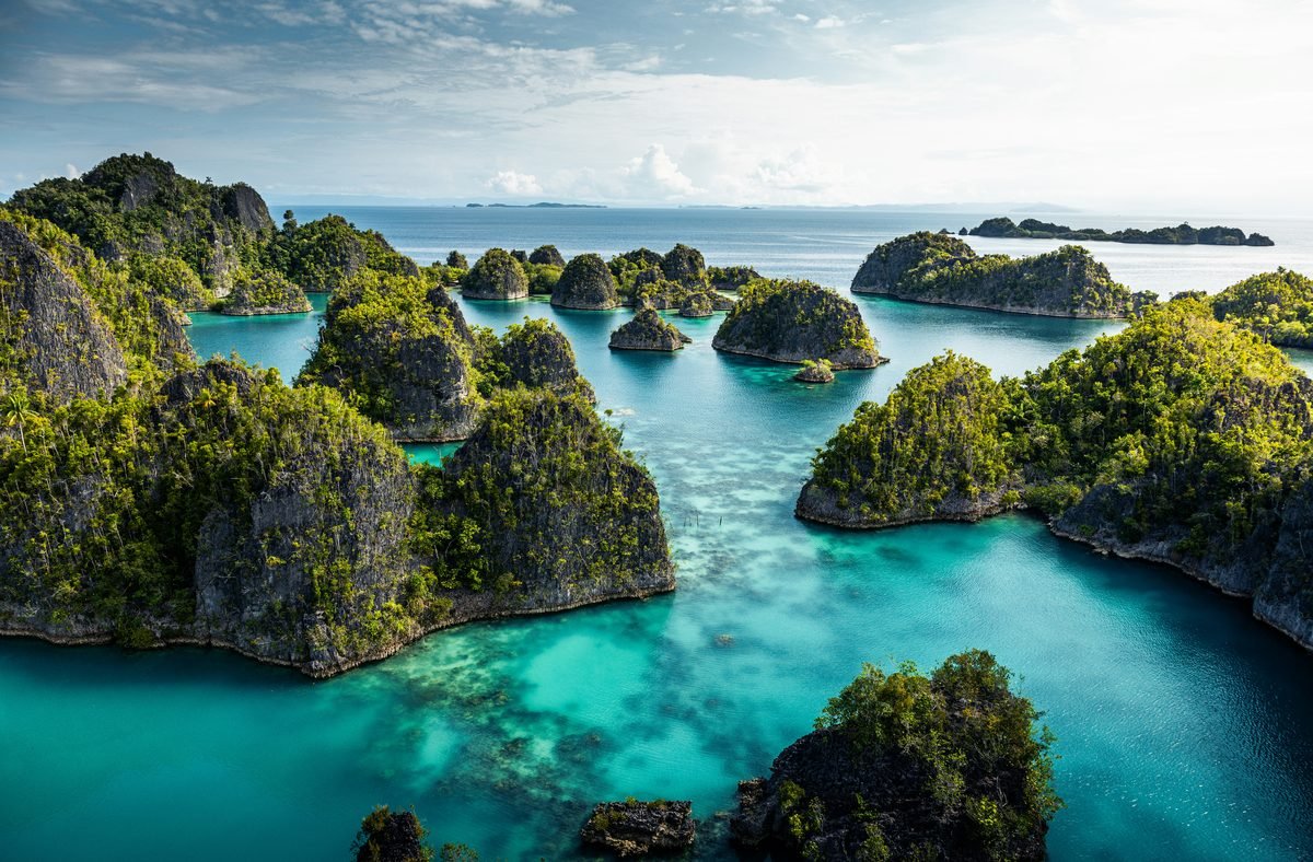 Widok z lotu ptaka na wyspy Raja Ampat, Indonezja