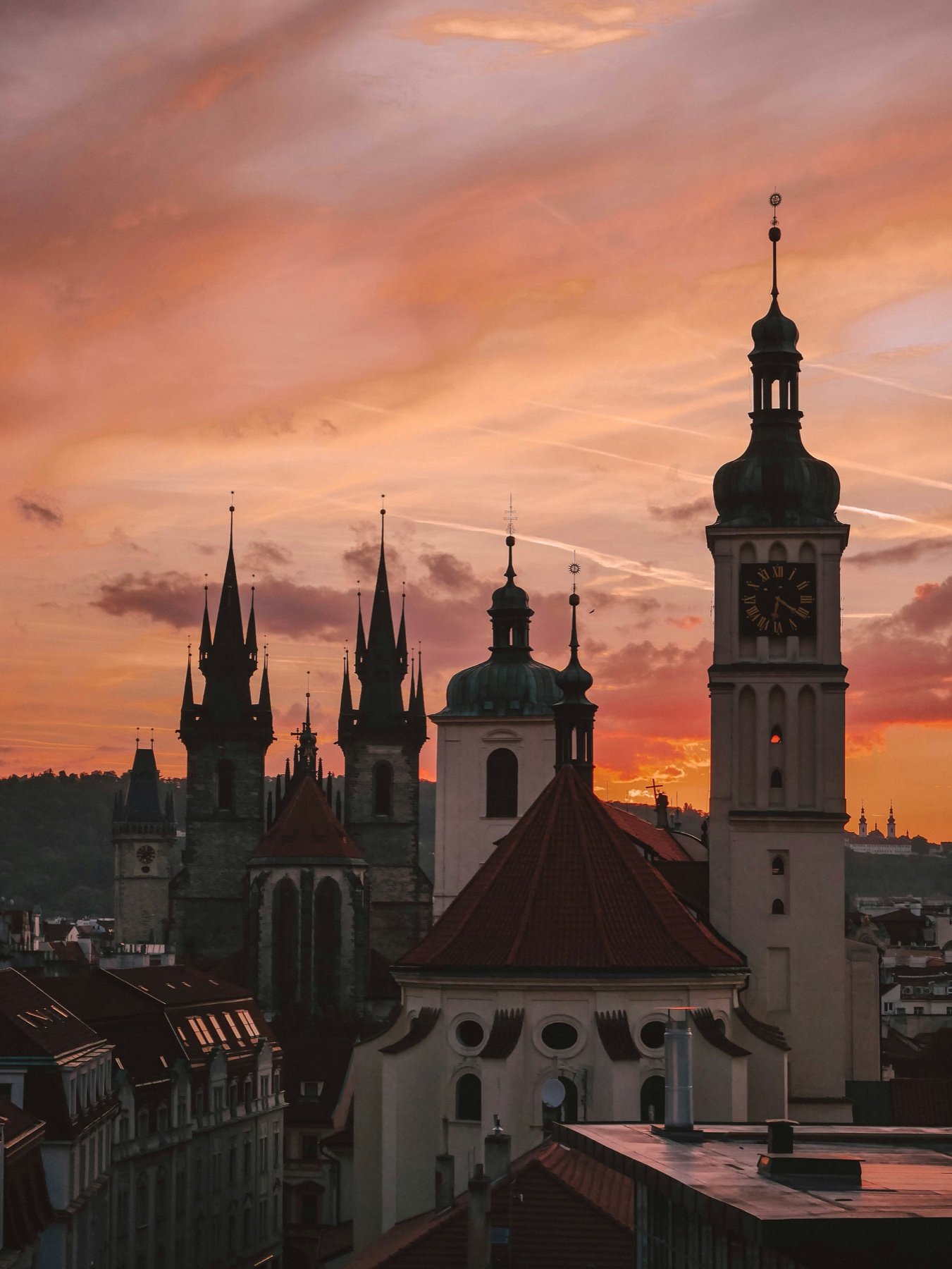 Wieże Starego Miasta o zachodzie słońca, Praga