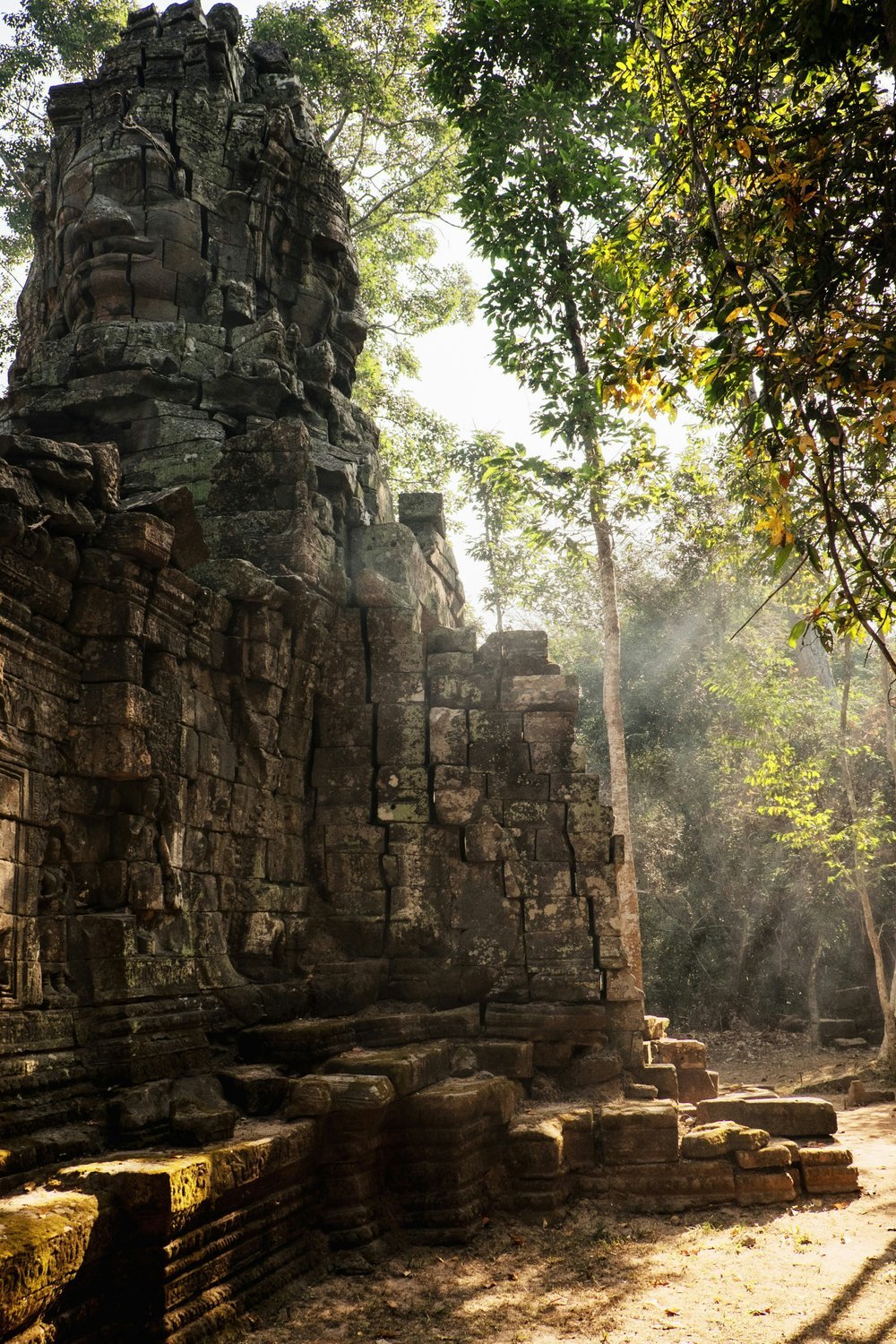 Świątynia Angkor Thom w promieniach słońca, Kambodża